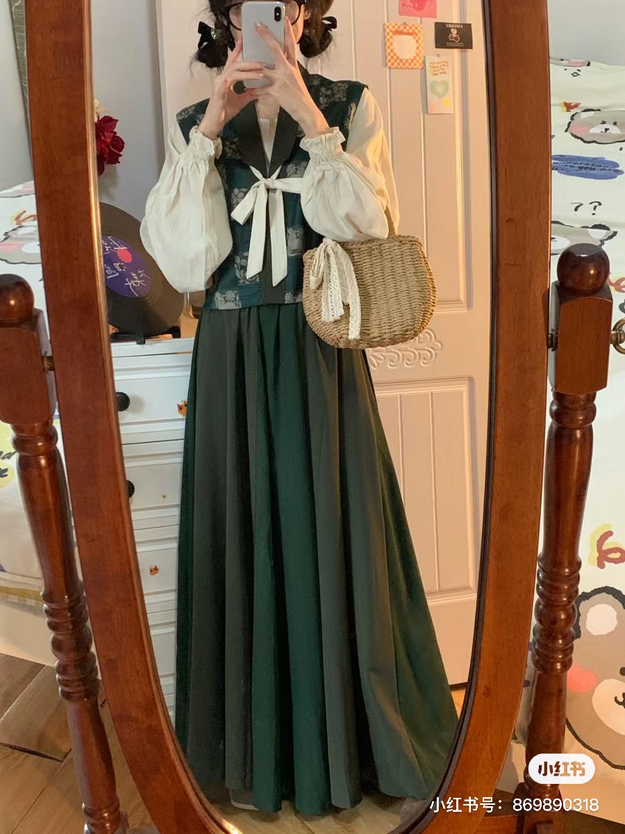 2024 New Chinese Style Early Spring Three-piece Set for Women with Retro Design Niche Tea Break Style Shirt, Vest, and Skirt Suit