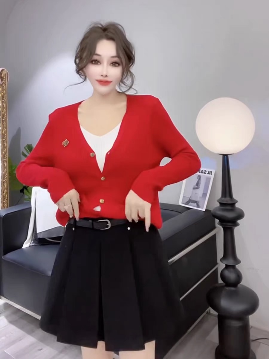 Fake two-piece V-neck color-blocked knitted cardigan for women 2024 spring new fashion design contrasting color long-sleeved top