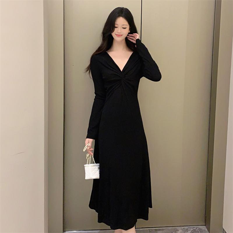 實拍 針織連衣裙女早春新款大碼胖mm顯瘦v領打底長裙法式小黑裙