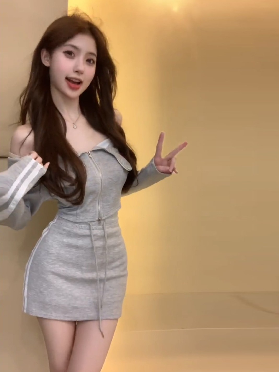 Hong Kong college style one-shoulder design long-sleeved short top for women autumn high-waisted drawstring hip skirt suit