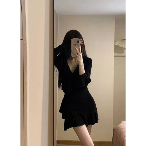 French Hepburn Pure Desire Black Elegance V-neck Dress Women's Autumn Sweet and Playful Ruffled Bell Sleeves Little Black Dress 