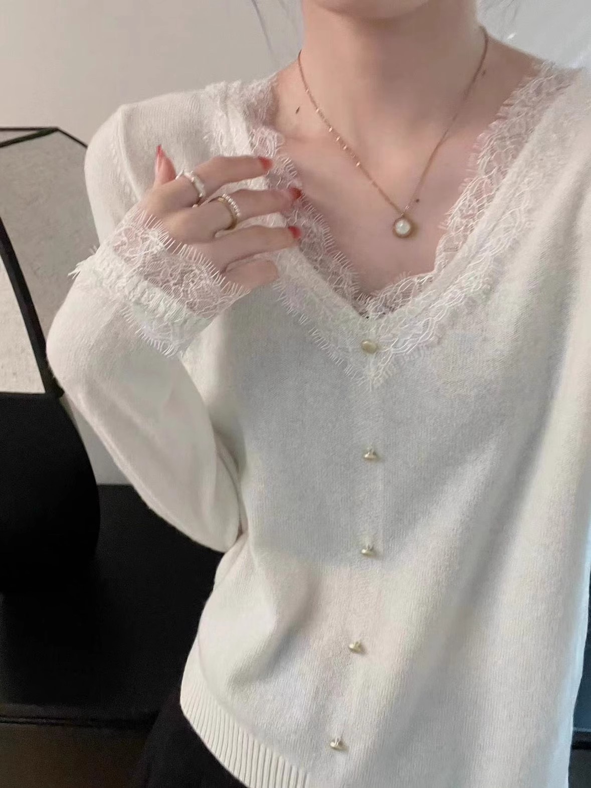 法式蕾絲V領針織打底衫女秋冬寬鬆氣質黑色羊毛毛衣內搭純欲上衣