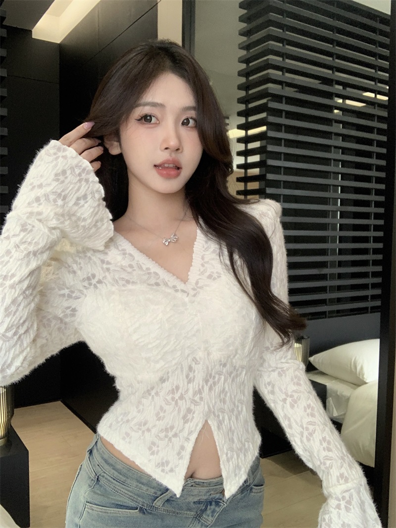 Real shot!  French puff sleeves, shoulder pads, V-neck lace with chest pads, slim-fitting short top with a high-end feel