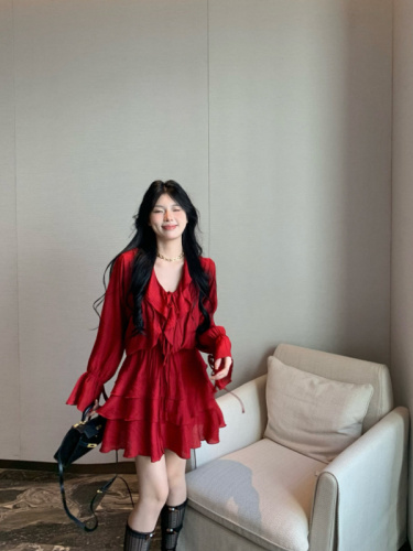 Actual shot~Red ruffled suit, lace-up V-neck top, short skirt