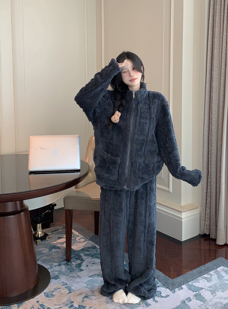 Actual shot of coral velvet pajamas for women, lazy and loose autumn and winter velvet thickened zipper stand collar home wear set
