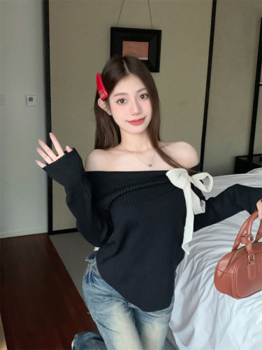 Real shot of one-shoulder bow knitted bottoming shirt with red long sleeves and irregular inner layer, a chic and beautiful top