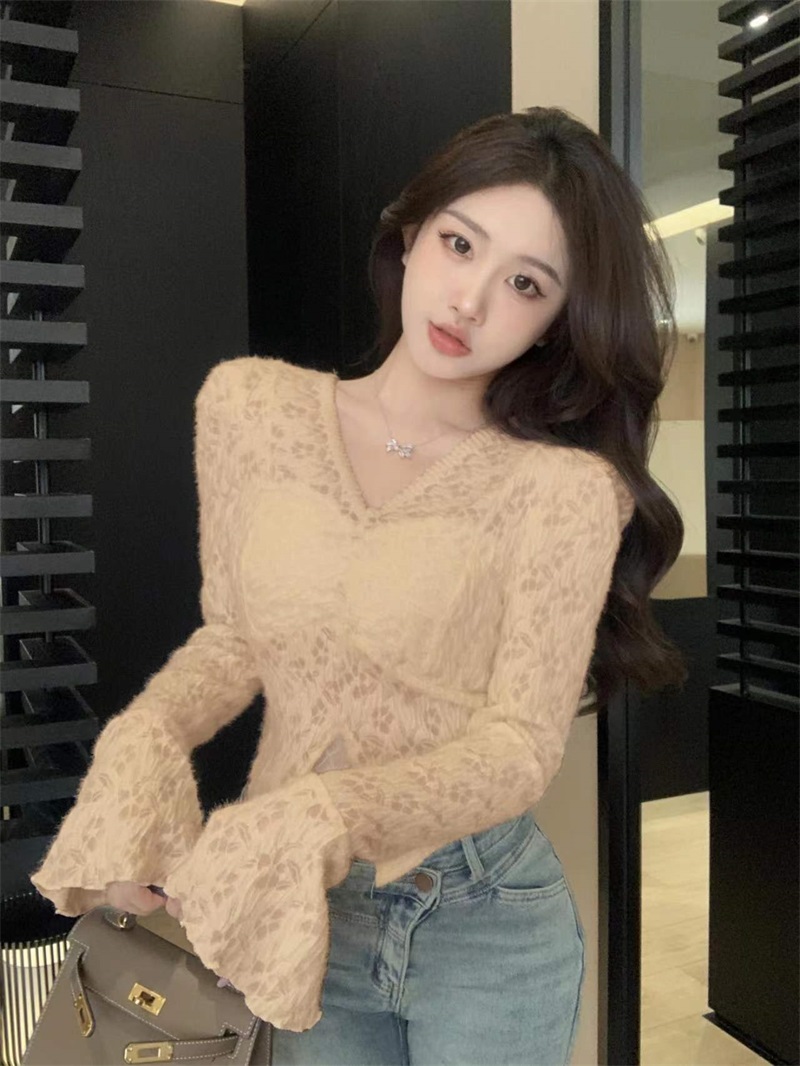 Real shot!  French puff sleeves, shoulder pads, V-neck lace with chest pads, slim-fitting short top with a high-end feel