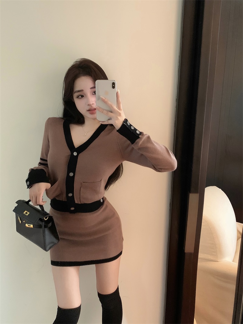 Actual shot of tipsy upstart brown color-blocked slim-fitting knitted long-sleeved contrasting color hip-hugging skirt suit