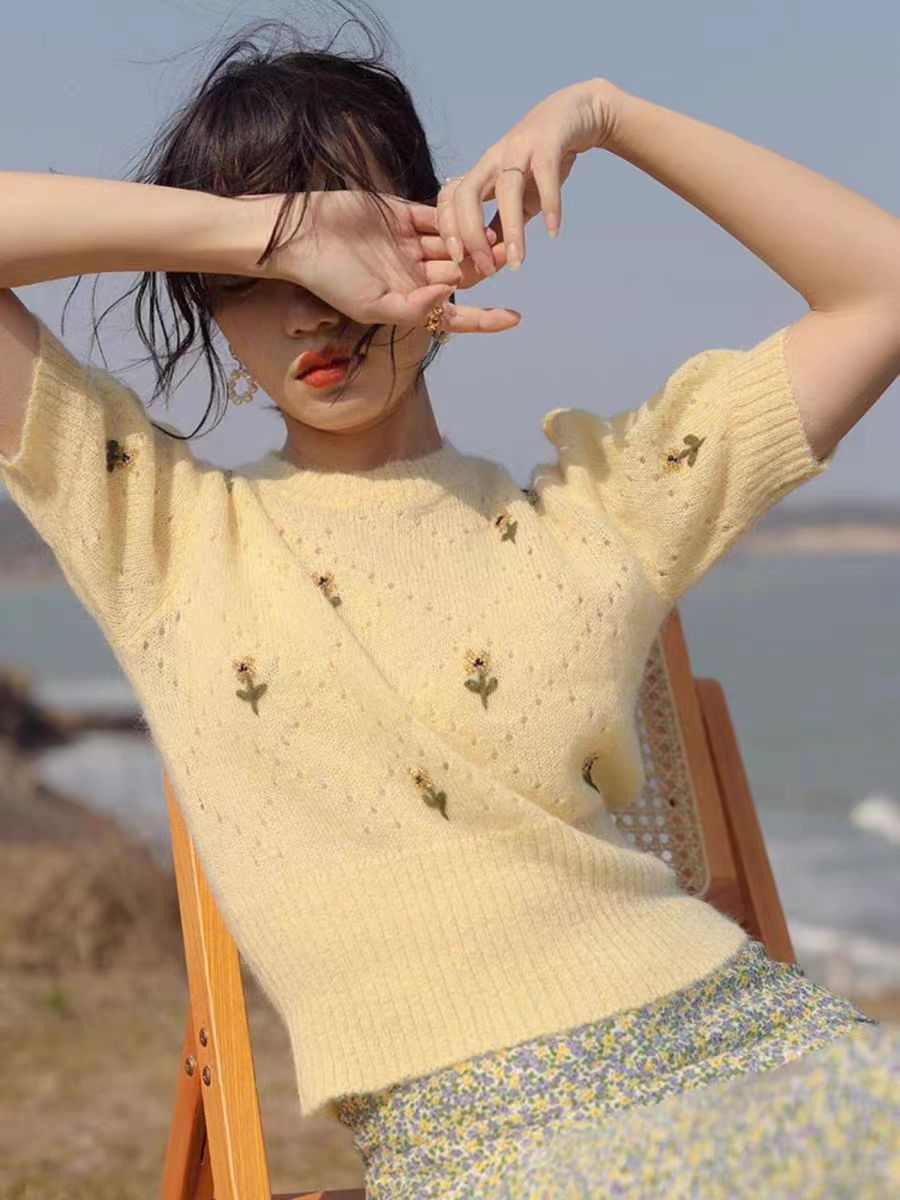 法式薄款針織短袖t恤女米白色春夏顯瘦純色花朵刺繡套頭圓領上衣