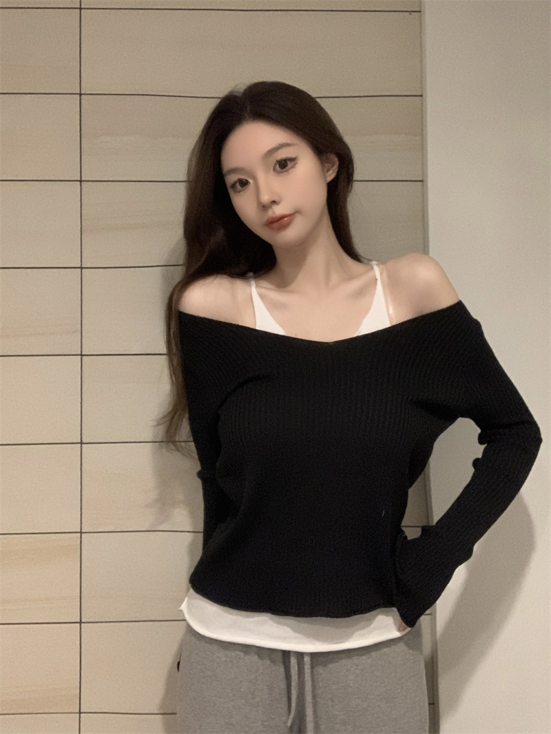 Real shot of off-shoulder bottoming shirt for women in early autumn and winter, two-piece clavicle-exposing one-shoulder halterneck knitted top