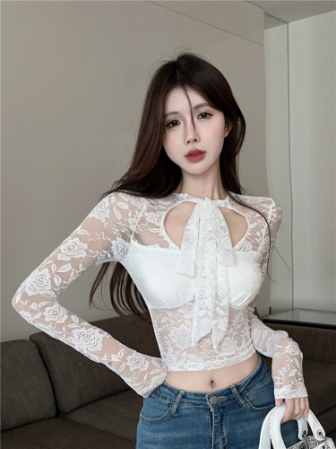 Actual shot of a pure desire girl’s scheming hollow lace lace long-sleeved T-shirt, slimming and sexy see-through top