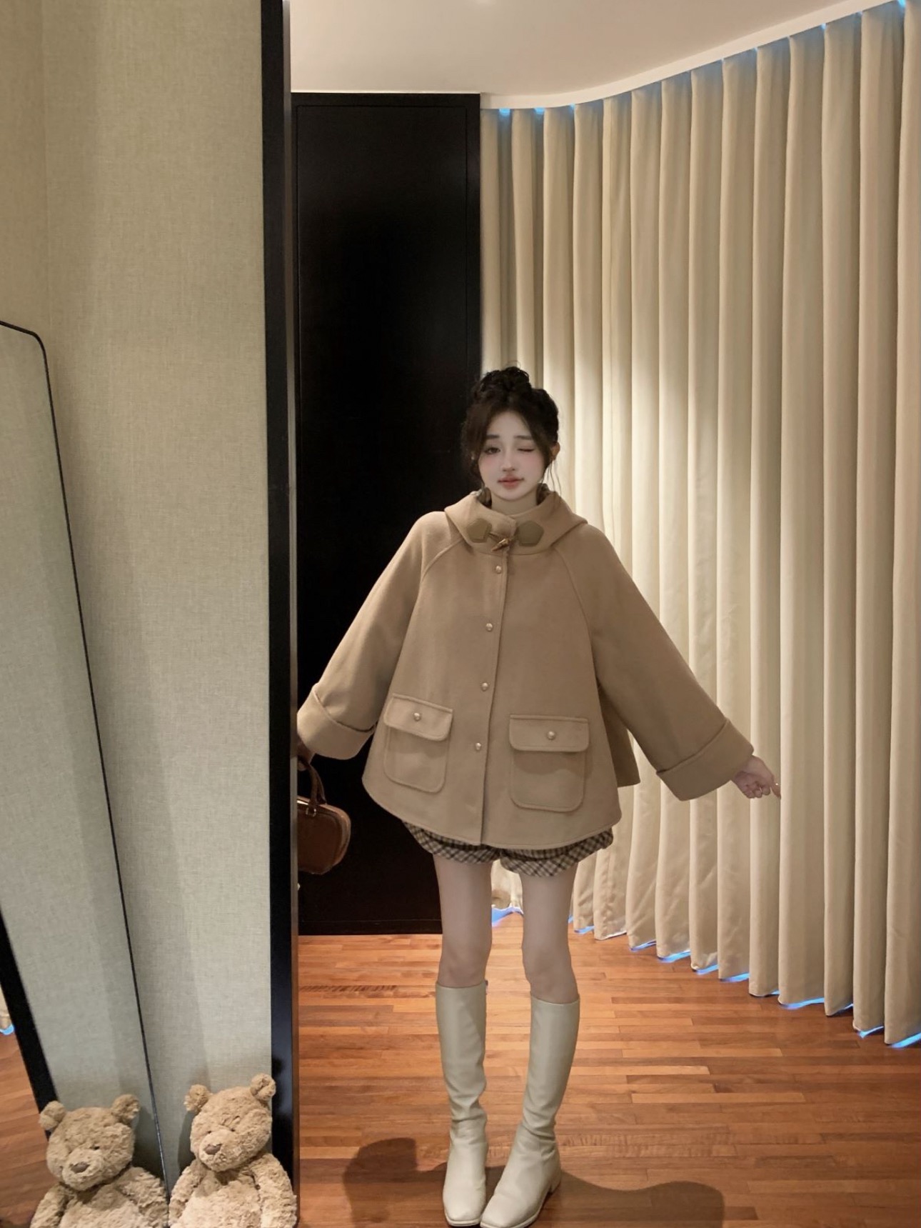 Actual shot of girly cape, woolen plaid, velvet lining, hooded coat, milky plaid shorts