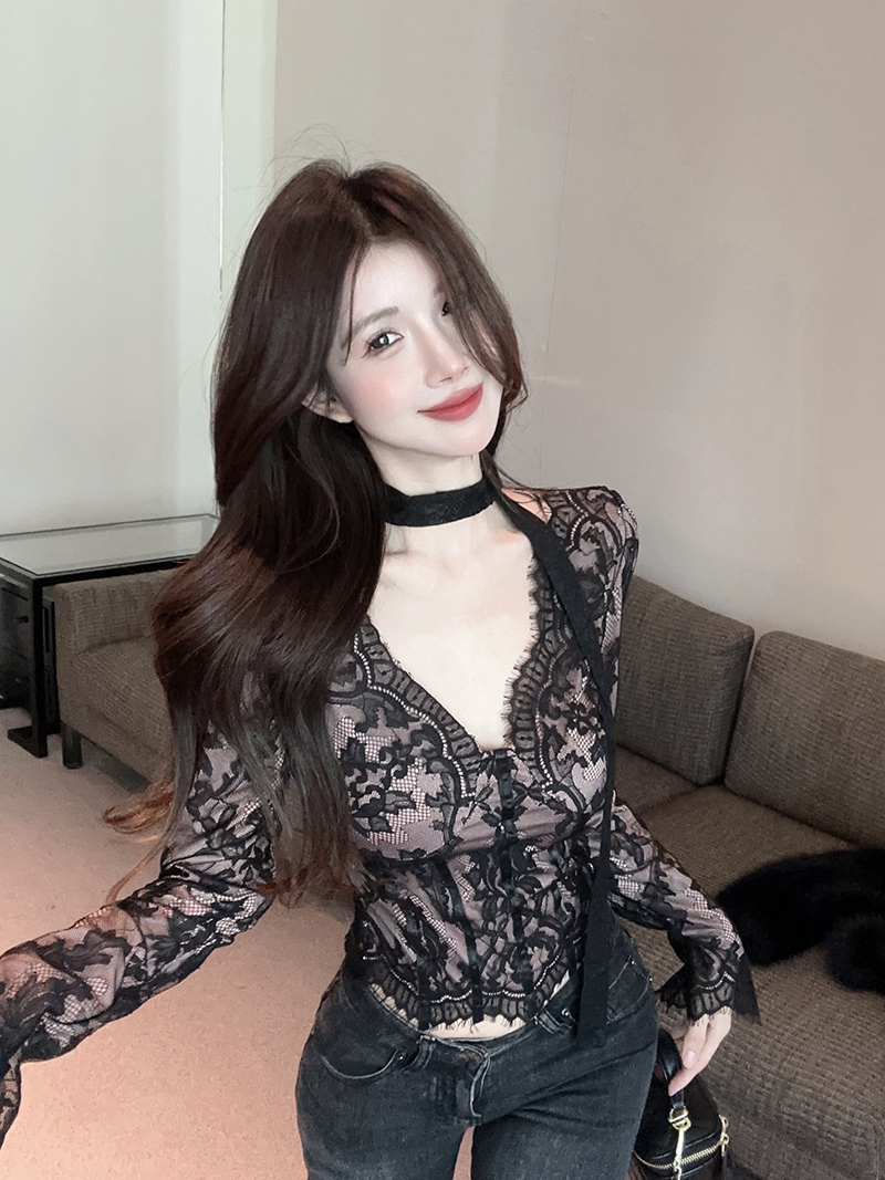 Real shot!  High-end sister style sexy lace bottoming shirt, versatile V-neck inner top for women 2395