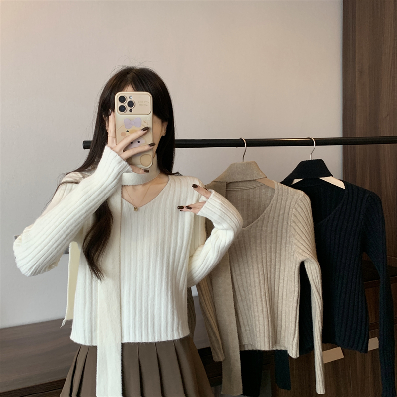 Actual shot of new V-neck pit striped long-sleeved sweater with scarf
