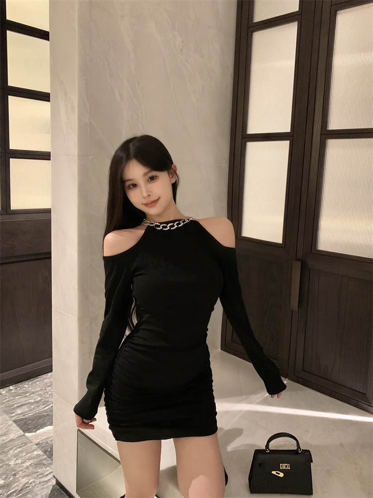 Actual shot of new spring chain off-shoulder sexy dress, temperament, slim fit and hip-hugging skirt