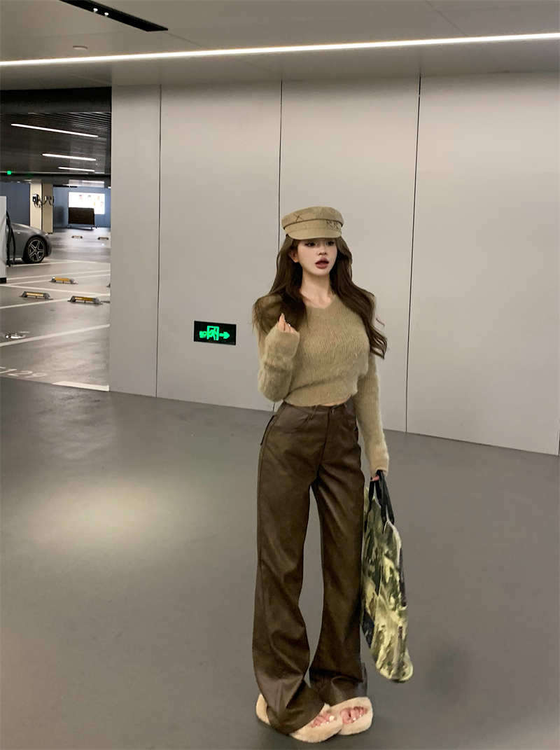 Actual shot of coffee-colored straight-leg casual American-style versatile slimming leather pants + niche versatile solid-color sweater
