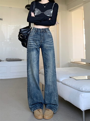 Real shot of American retro high-waisted slim jeans in early spring new versatile textured straight pants