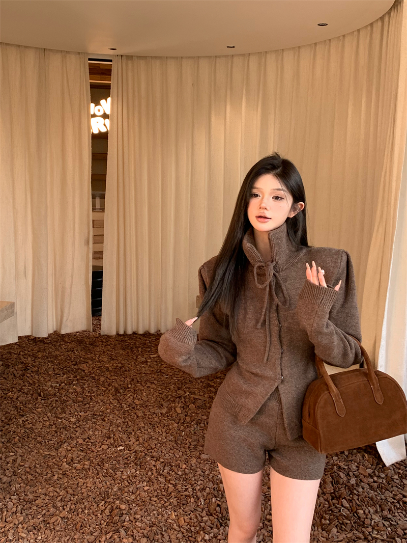 Actual shot of Korean-style tie-neck long-sleeved stand-up collar fashionable shorts and sweater suit