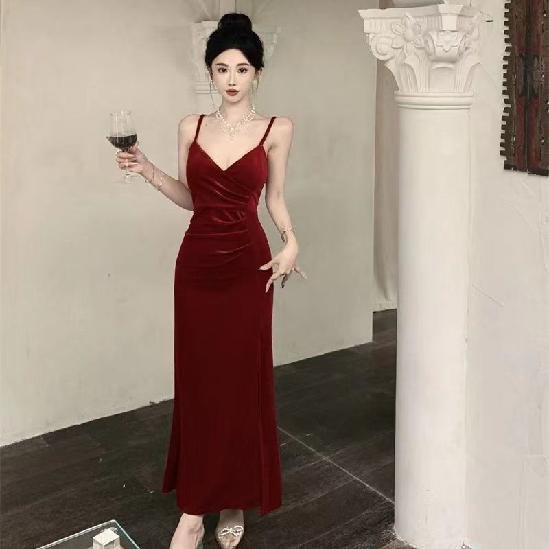 高級感絲絨連衣裙女秋裝內搭氣質名媛吊帶裙子設計褶皺收腰包臀裙