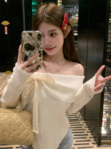 Real shot of one-shoulder bow knitted bottoming shirt with red long sleeves and irregular inner layer, a chic and beautiful top