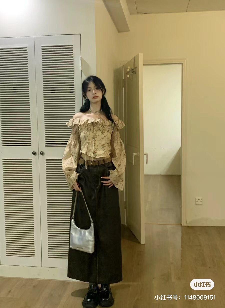Early spring new Korean style sweet age-reducing ruffle shirt women's design fashionable one-shoulder top two-piece set