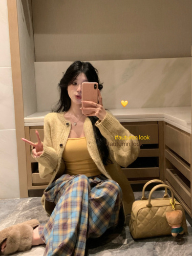 Actual shot ~ Mango pudding yellow brushed vest + lazy loose plaid pants + sweater jacket suit