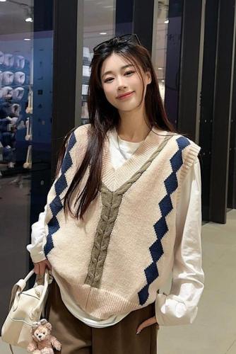 Actual shot~Apricot v-neck jacquard knitted vest sweater early spring new style