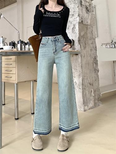 Real shot of retro light-colored jeans for women, spring design, loose straight wide-leg pants, versatile slimming high-waisted trousers