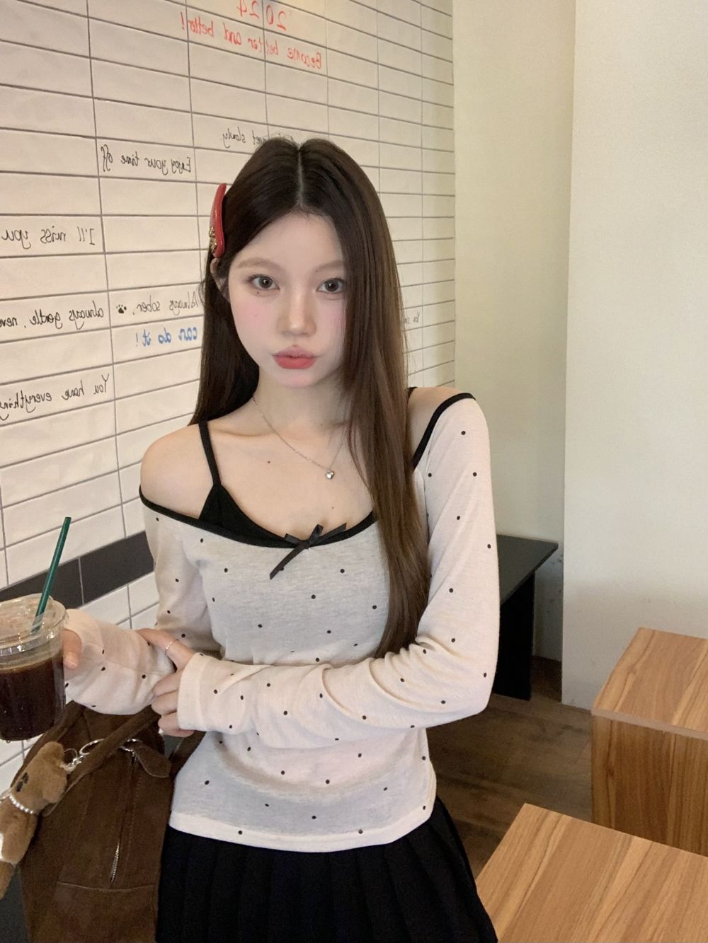 Actual shot of three-standard Qi Chun who wants to slim down one-piece neckline with micro-transparent dots and bottoming two-piece T suit