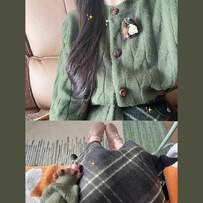Knitted sweater dress for women to wear in autumn and winter, a complete suit for small people to wear with a New Year's shirt for the New Year