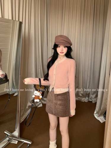 Real shot ~ soft and waxy contrasting color plush cardigan + caramel color high-waisted slimming skirt