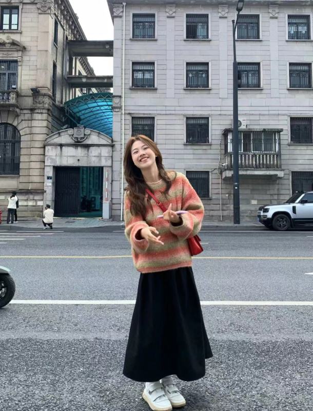 今年流行時尚套裝女秋冬新款高級感彩虹針織毛衣