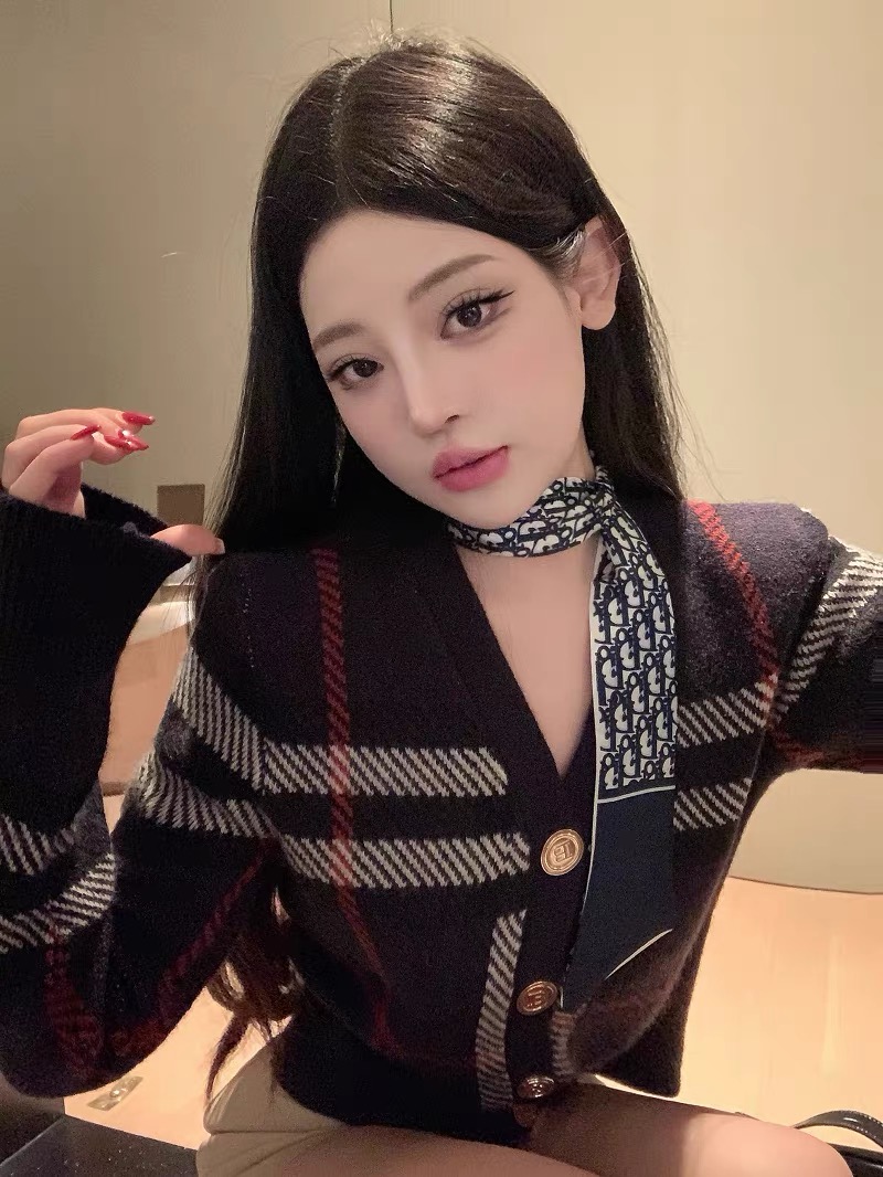 Luna 12.9 new product Xiaoxiang style sweater V-neck pure desire plaid design knitted cardigan
