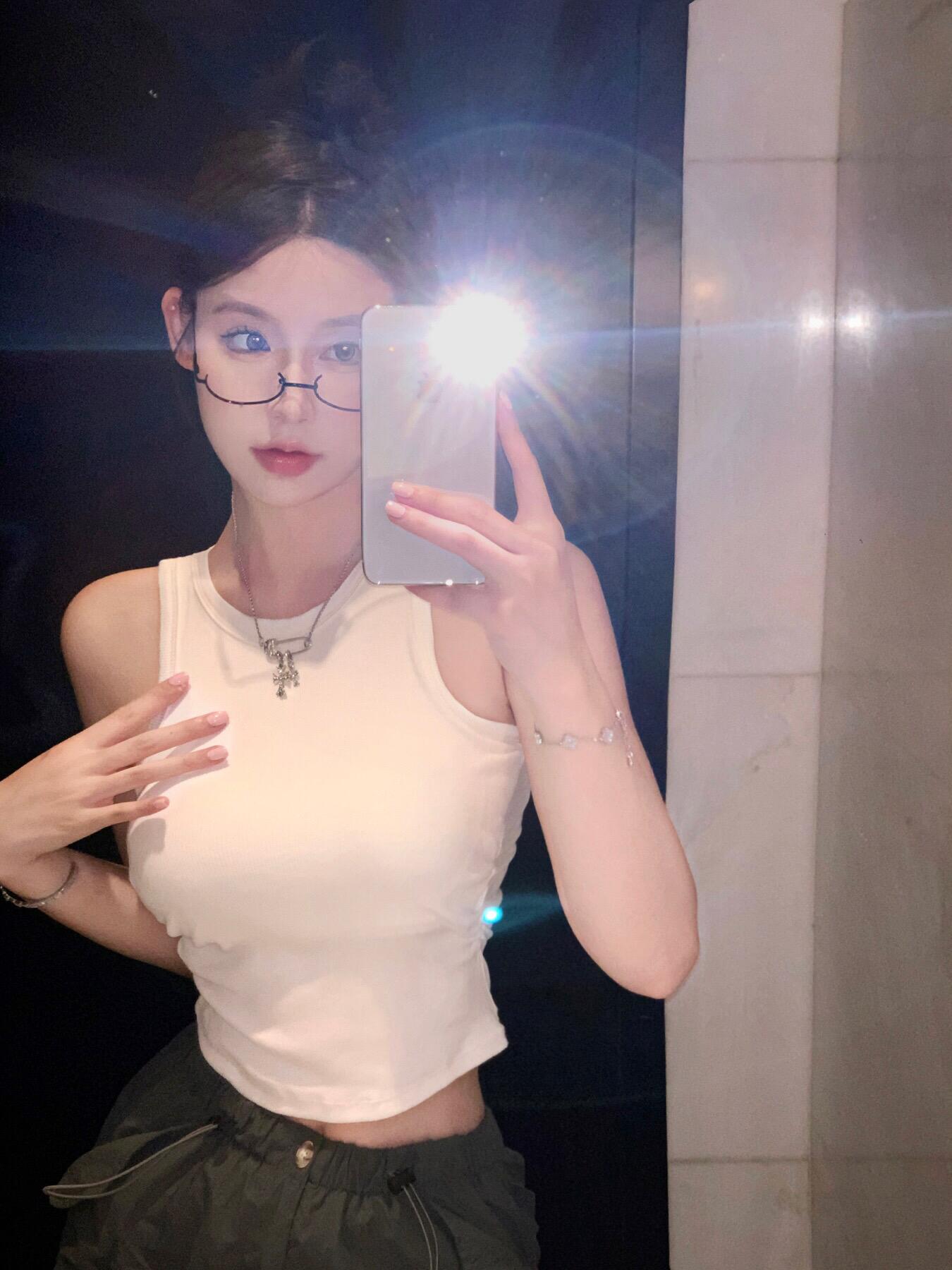 Actual shot of a hot girl's racer-shaped tank top that slims the waist and makes her look slimmer, pleated short inner layered top