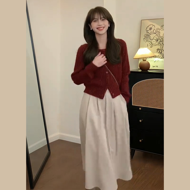 Lazy style New Year's red sweater for women in autumn and winter new high-end short style inner knitted cardigan top