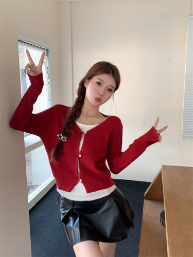 Real shot of autumn and winter new soft and skin-friendly fake two-piece knitted top for women, versatile contrast color long-sleeved sweater cardigan
