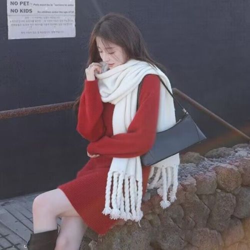 热红酒 气质慵懒风V领细肩带灯笼袖红色针织连衣裙女冬季