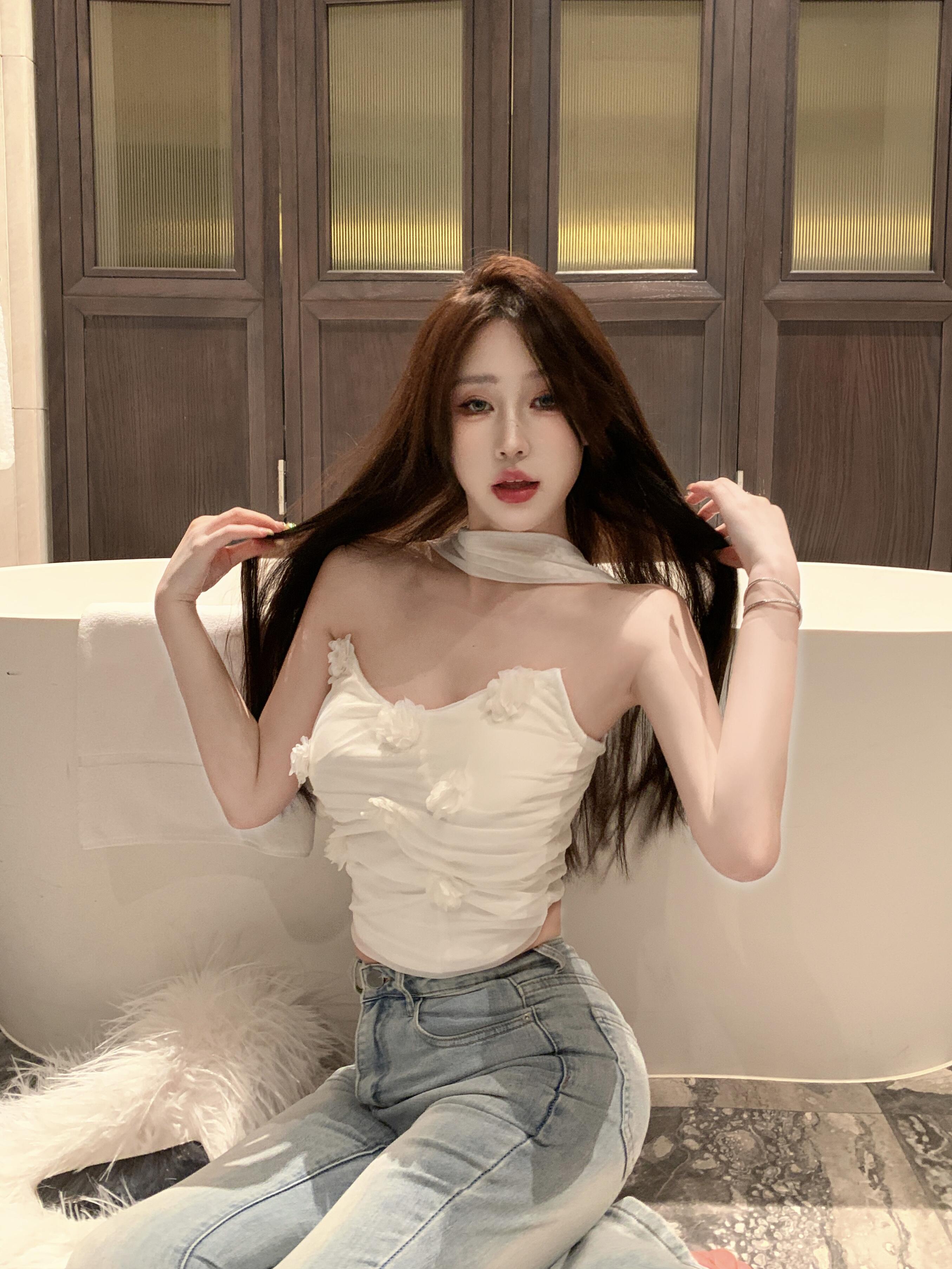 Actual shot of two-piece halterneck three-dimensional flower tube top with detachable mesh long-sleeved inner layering shirt