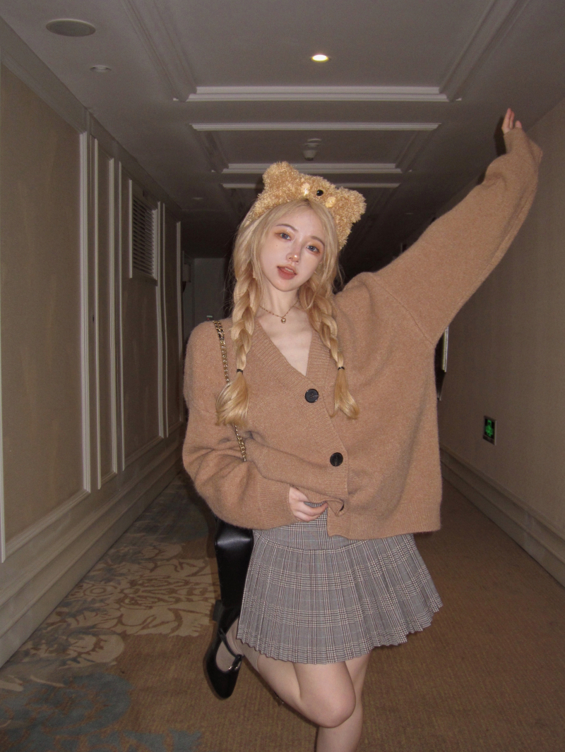 Actual shot of khaki Korean knitted cardigan jacket + retro pleated skirt A-line versatile short skirt