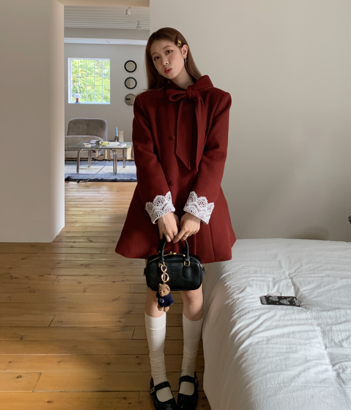Real shot!  Elegant socialite Xiaoxiang style lace spliced ​​cuffs quilted woolen coat bow tie coat for women