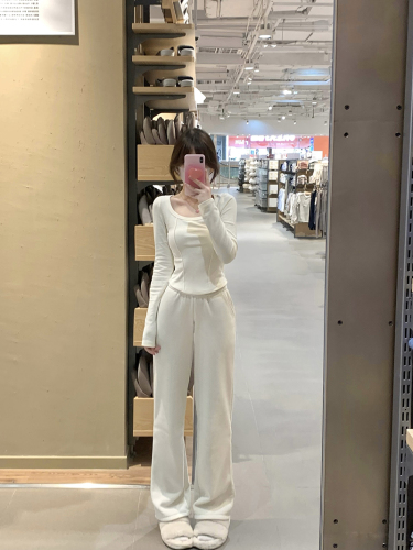 Actual shot of designer niche right shoulder long-sleeved T-shirt for women in spring and autumn with short bottoming shirt