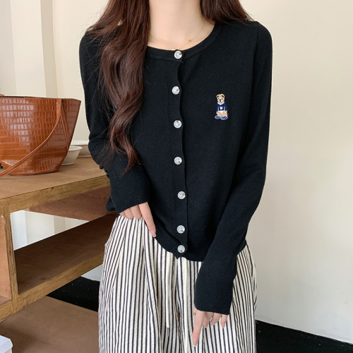 Actual shot of autumn and winter Korean style single-breasted bear embroidery college design knitted long-sleeved sweater women's jacket