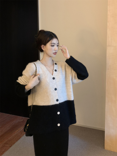 Actual shot~Korean style V-neck raccoon gradient loose long-sleeved knitted cardigan + high-waisted slimming fishtail skirt