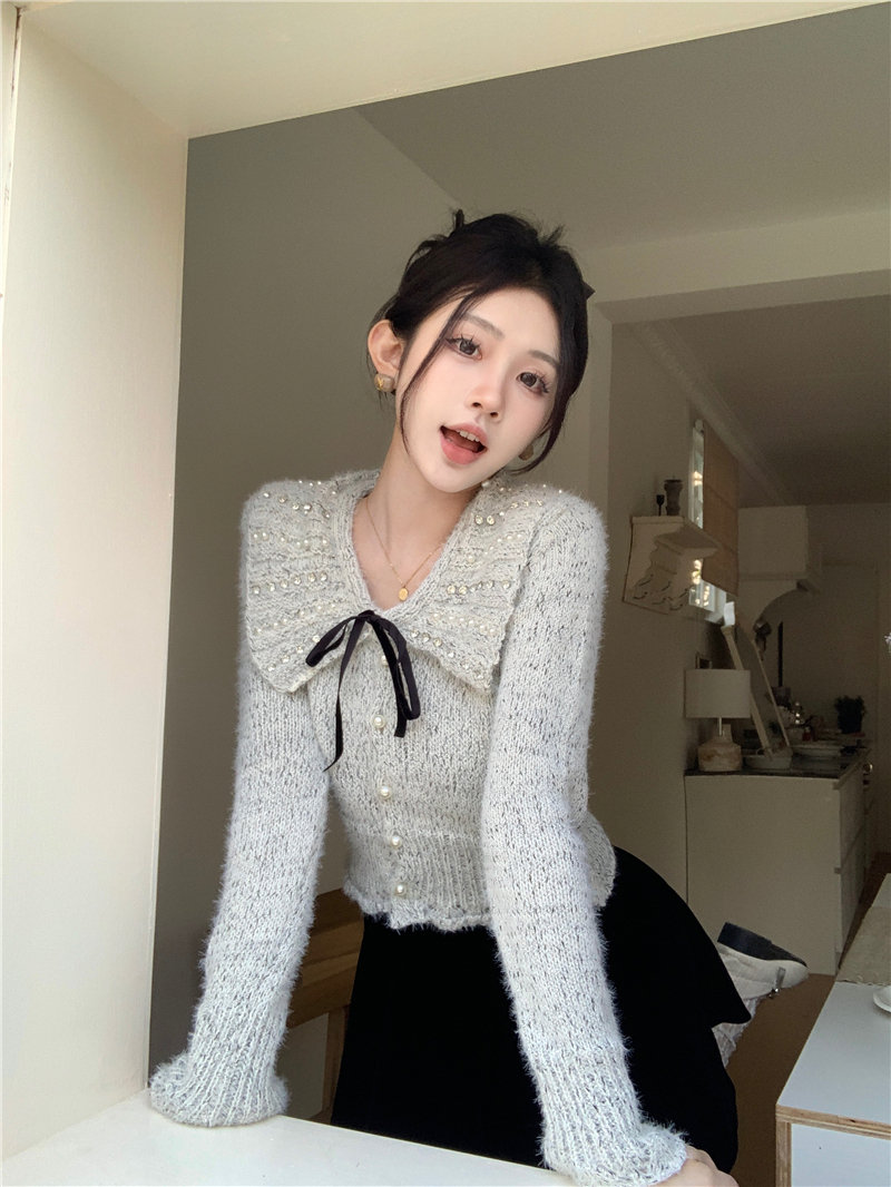 Actual shot of New Year's style exquisite beaded lapels, high-end strappy sweaters, sweet and gentle heavy-duty knitted cardigans