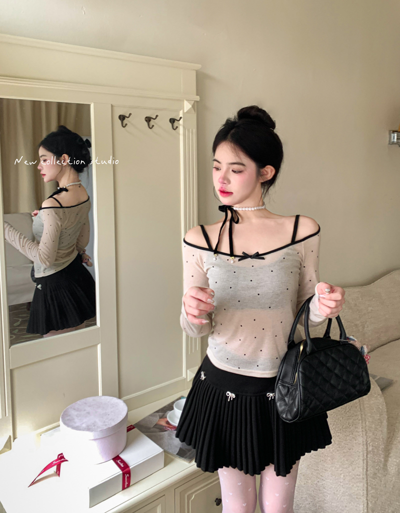 Actual shot of one-line neckline, micro-permeable wavy base, T-shirt for women + high-waisted pleated skirt, A-line skirt