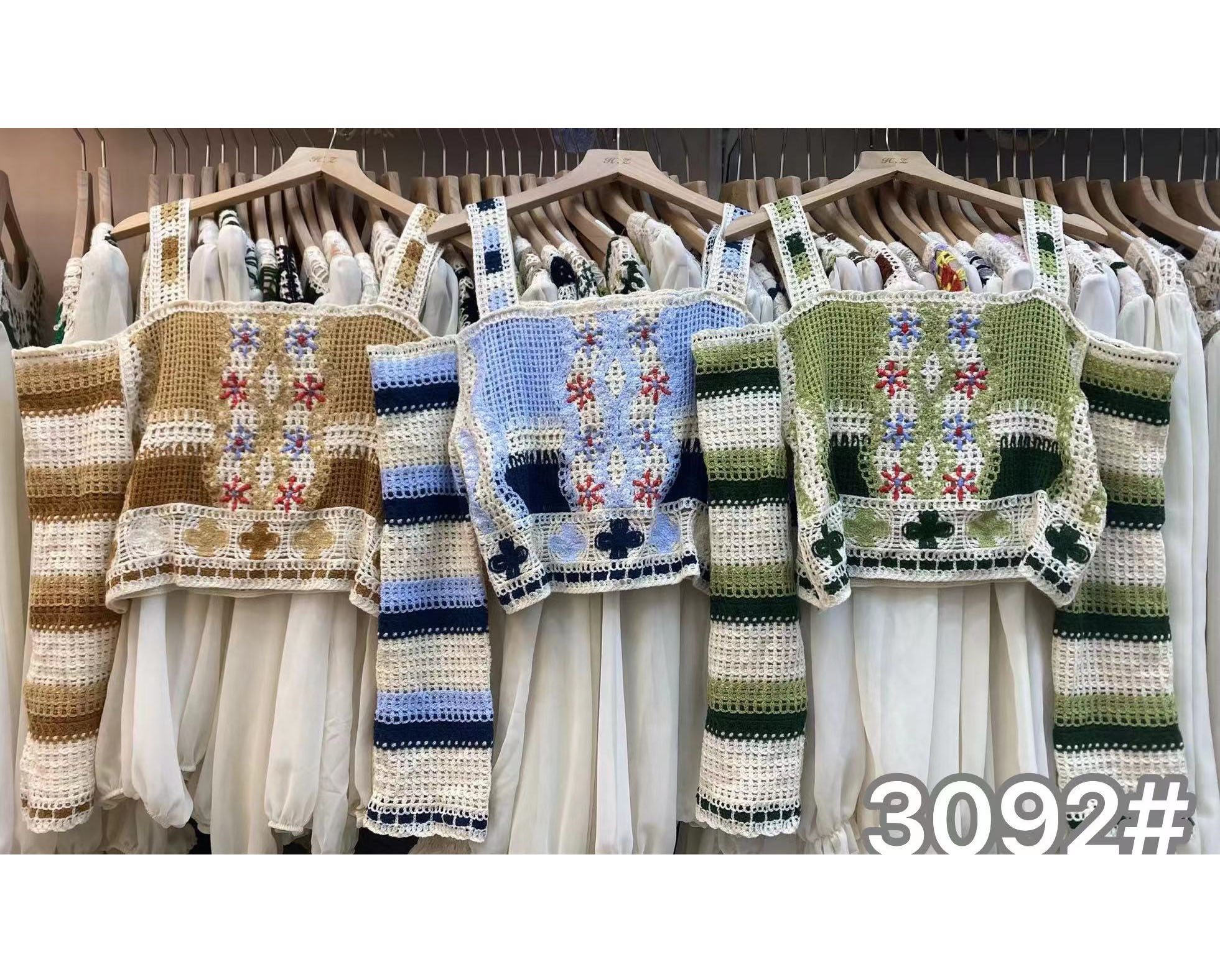 民族風2024年春秋新款氣質撞色鏤空刺繡吊帶露肩上衣