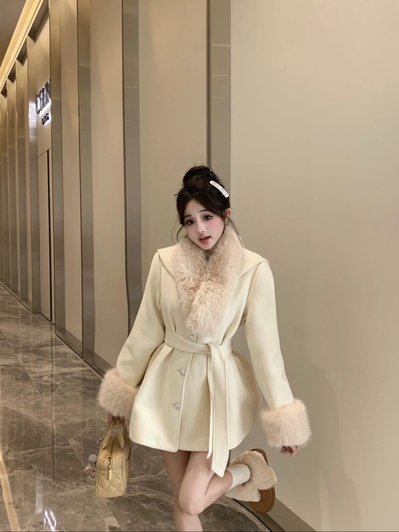 Actual shot of a wealthy woman’s waist-cinched quilted coat, heavy-duty cape, temperamental woolen coat suit