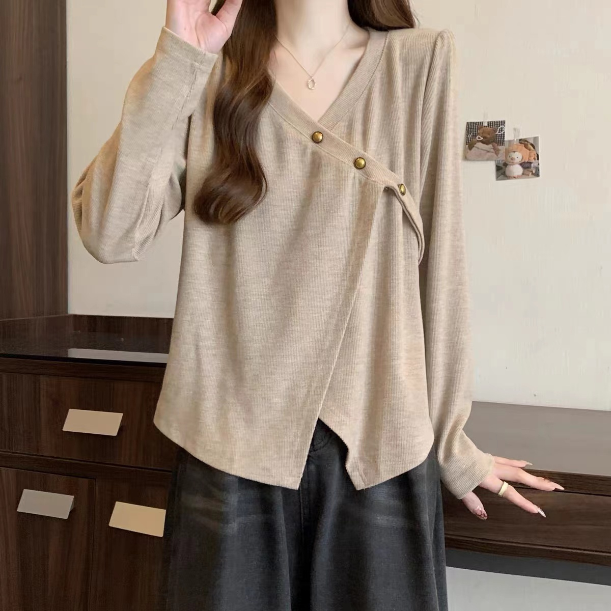 V-neck long-sleeved T-shirt for women in autumn and winter, western-style inner layering shirt, lazy style, loose and slim design, irregular top