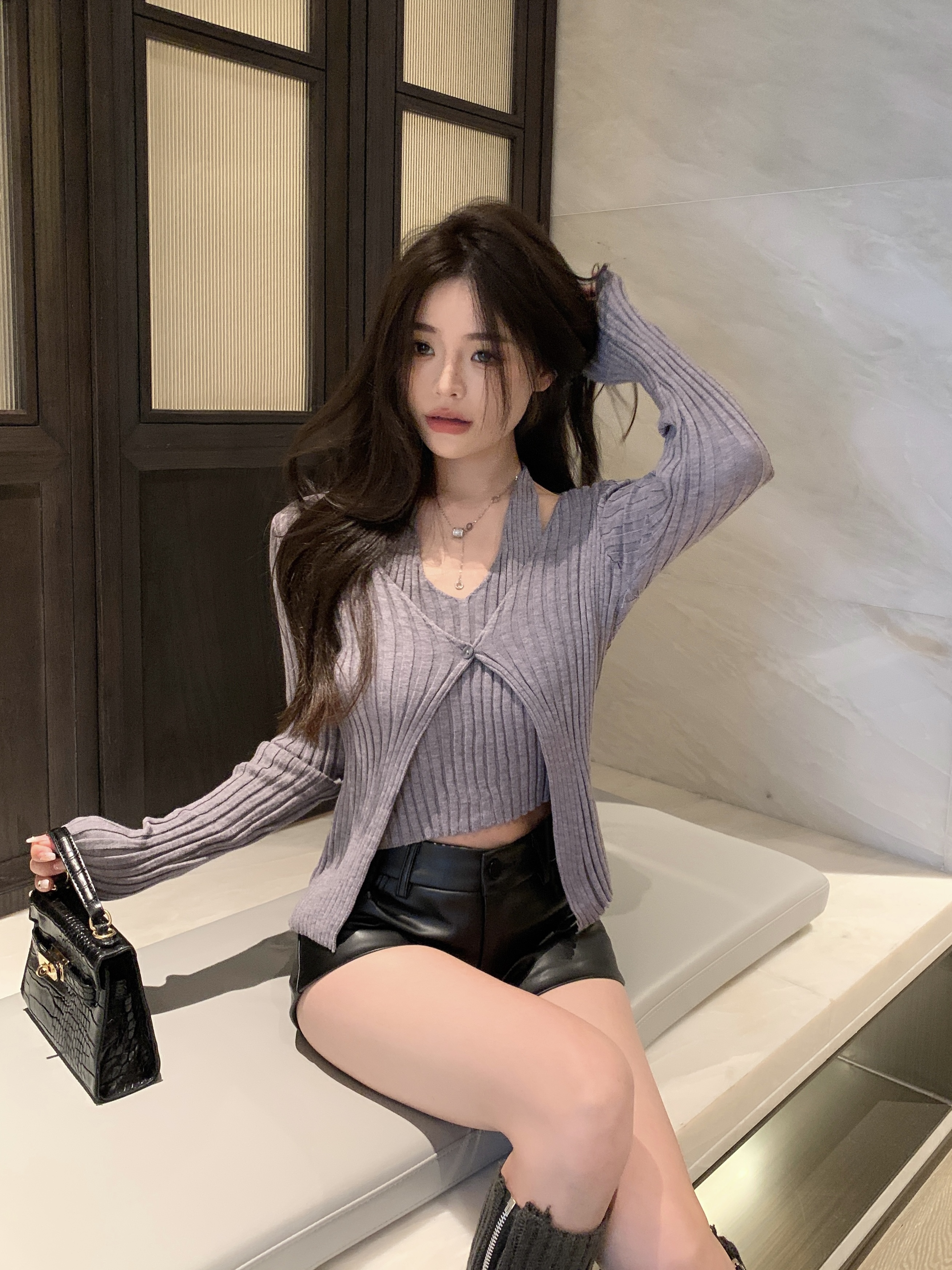 Actual shot of the new Korean design niche fake two-piece slimming hot girl V-neck knitted top
