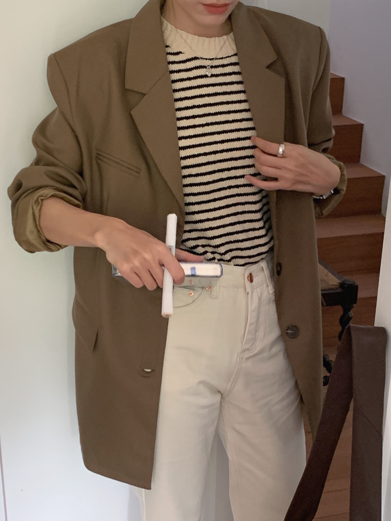 Actual shot of retro loose oversize boyfriend style jacket and lapel single-breasted blazer